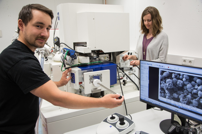 Post-Doc Dr. Chandra Macauley und Sven Giese arbeiten im Labor
